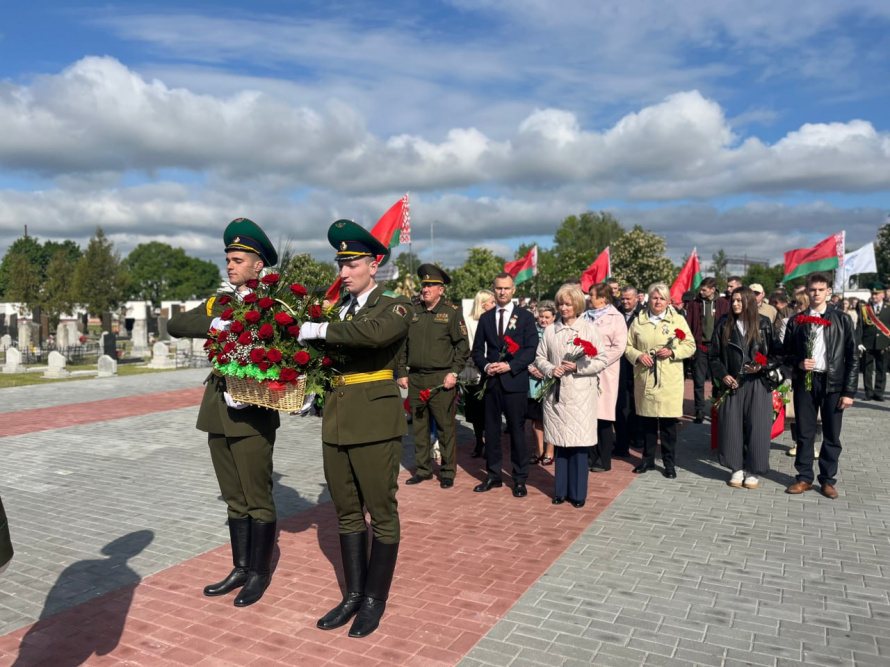 Брест помнит: Митинг "Память" прошел сегодня на Гарнизонном кладбище