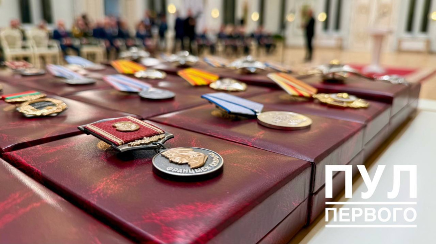 Лукашенко в преддверии Дня народного единства вручил госнаграды заслуженным представителям различных сфер
