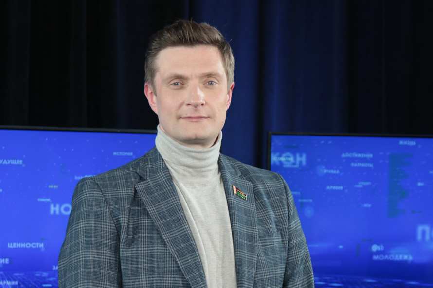 Министр культуры Руслан Чернецкий лично вручил Почётную грамоту Администрации Президента Республики Беларусь руководителю Заслуженного любительского коллектива Республики Беларусь — народного ансамбля танца «Радость» Анатолию Воробьёву