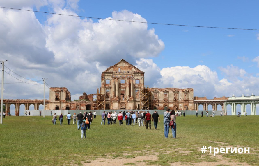 В Дворцовом комплексе в Ружанах брестскими археологами при раскопках обнаружены фундаменты построек, предварительно датируемых XVII веком