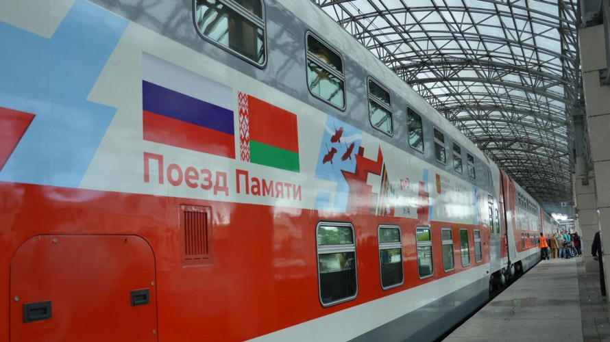 Участники "Поезда Памяти" высадили липы у патриотического центра в Брестской крепости