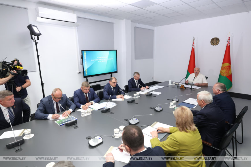 Лукашенко рассказал, как Беларусь не окунулась в рынок, и поблагодарил Трампа за откровенность
