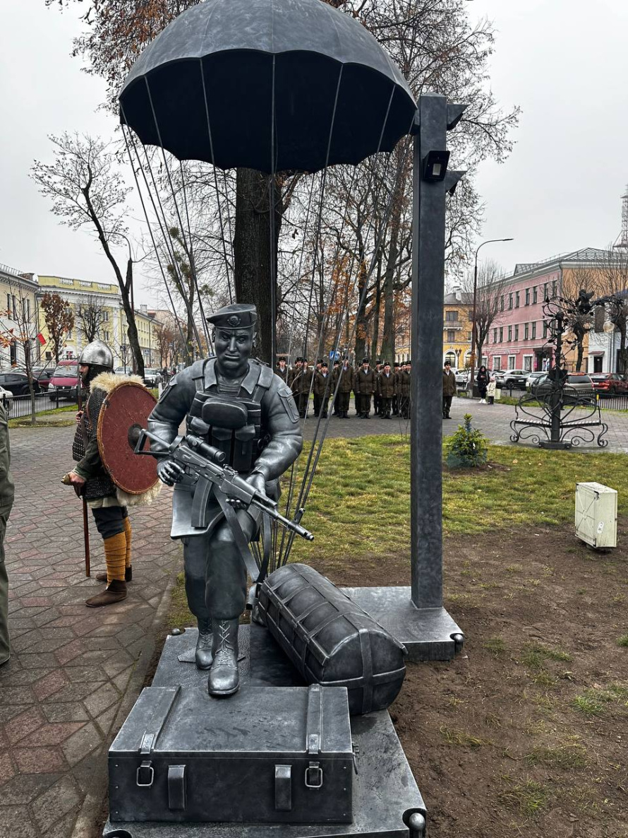  В День образования 38-й гвардейской десантно-штурмовой бригады, аллея фонарей в Бресте была торжественно пополнена новым арт-объектом - фигурой десантника, символизирующей мужество и стойкость наших военнослужащих. 