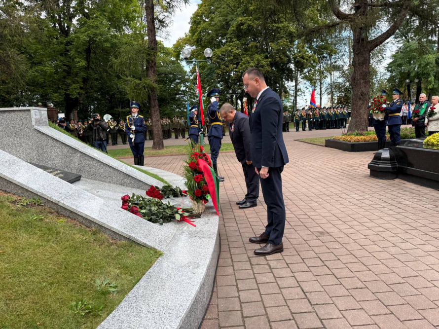 Сегодня, в День народного единства, на месте захоронения воинов Красной Армии, отдавших жизни за воссоединение белорусского народа в 1939 году, прошла памятная церемония возложения цветов и митинг. 