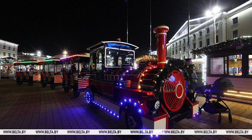 Необычная инсталляция лошади, креативные елки и фотозоны. Как Брест готовится к новогодним праздникам